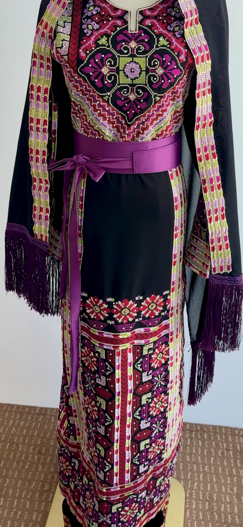 Embroidered thobe with purple belt and cultural details – Doha fashion