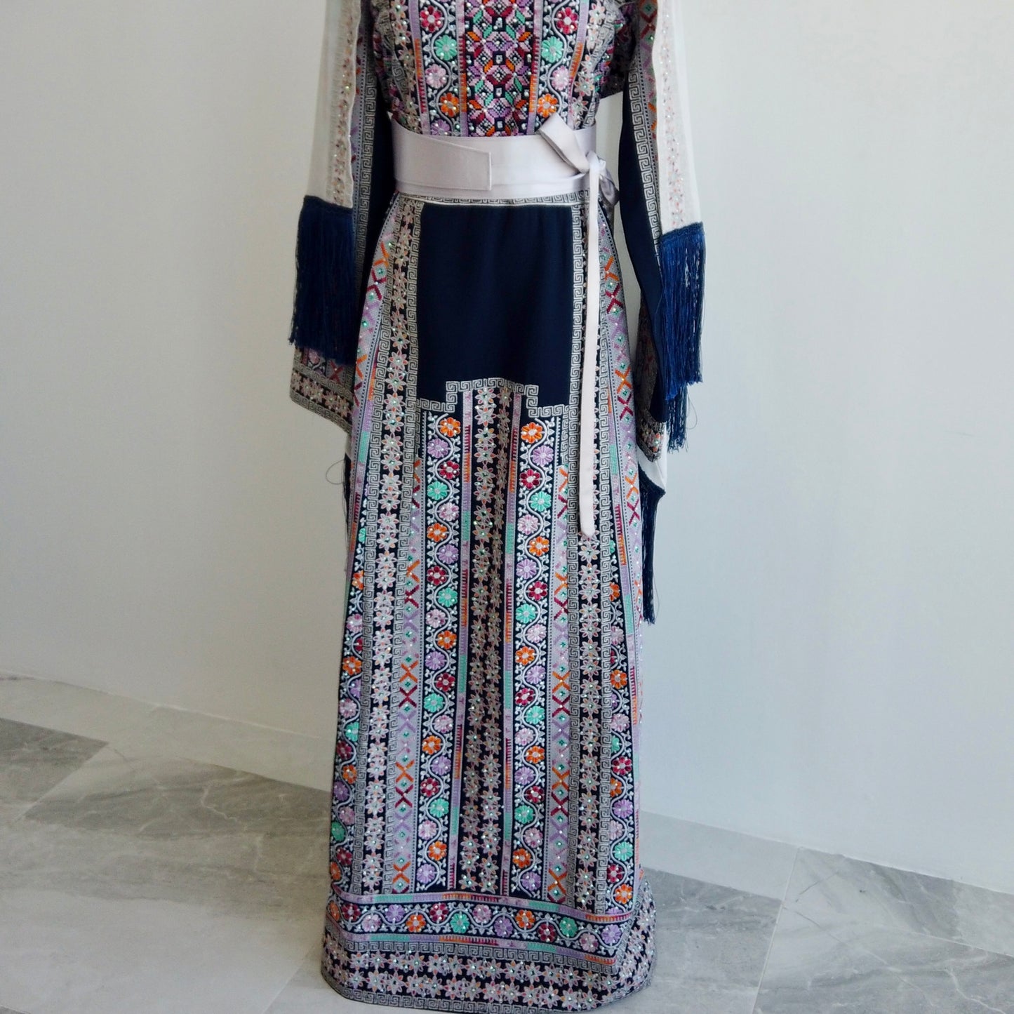 Elegant Palestinian cultural dress with belt and Tatreez details – Doha fashion