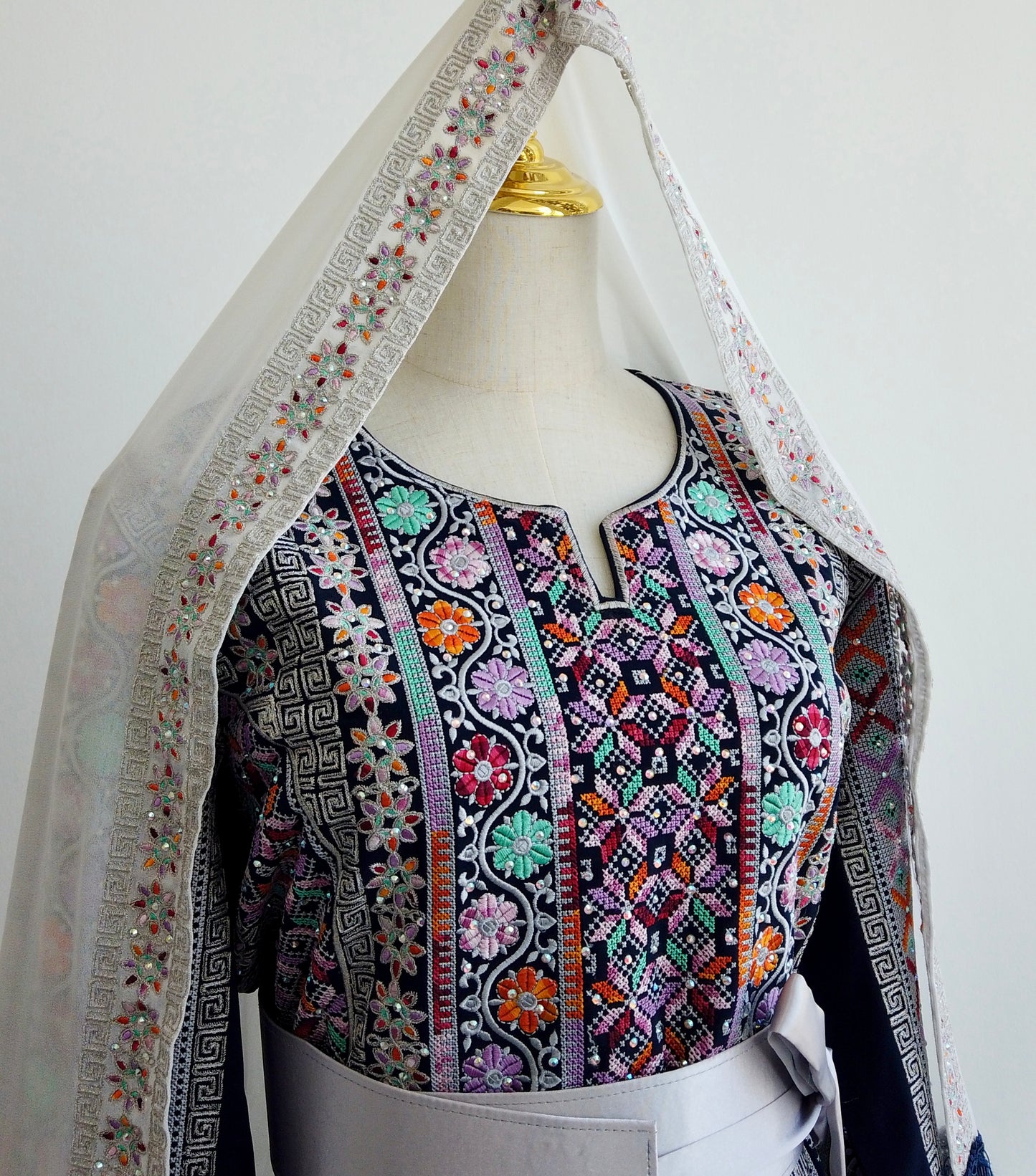 White shawl with navy tassels paired with embroidered thobe – modest fashion Qatar