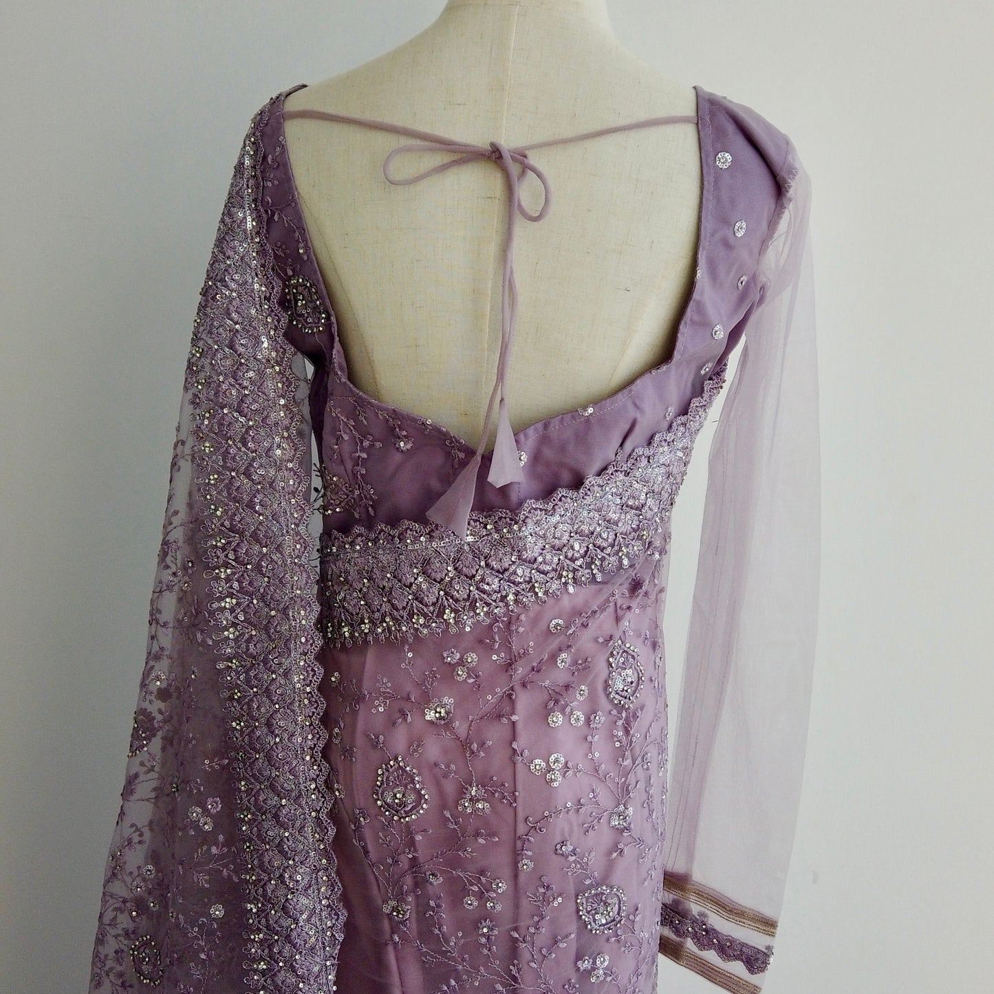 Arisca’s Indian net saree with shimmer work in lavender color
