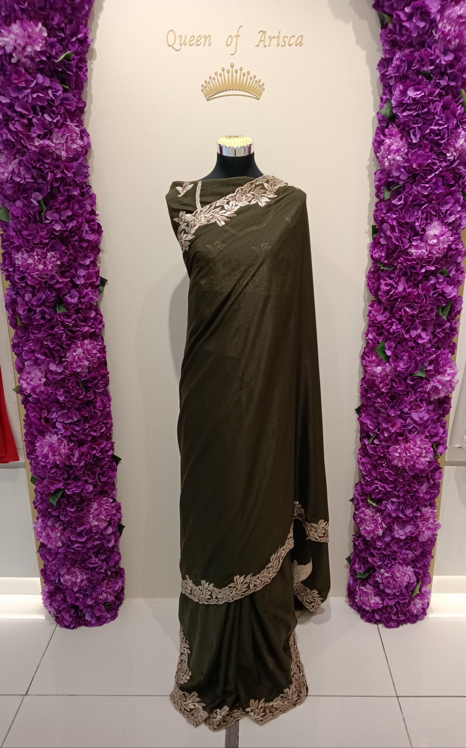 Shop olive green ready-to-wear saree in Qatar. Pre-stitched pleats, lightweight shimmer fabric, perfect for parties & special occasions.