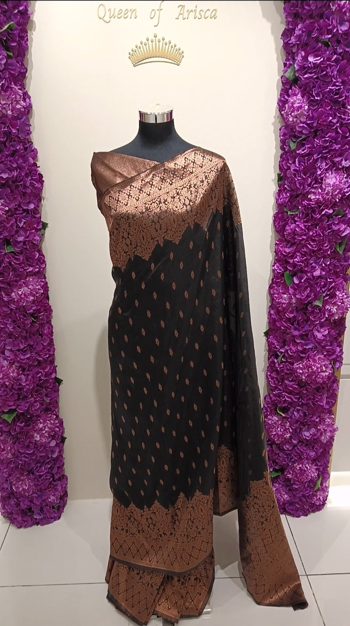 The luxurious silk-blend fabric and intricate woven detailing make it a standout choice for formal celebration , festive occasions, and evening events